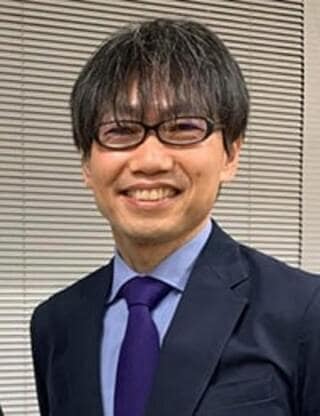 赤坂真二（あかさか・しんじ）国立大学法人上越教育大学教職大学院教授19年の小学校勤務を経て2008年4月より現職。現在は、教員養成にかかわりながら小中学校の教育活動改善支援、講演、執筆活動をしている。学校心理士、日本授業UD学会理事、日本学級経営学会共同代表理事、NPO法人全国初等教育研究会（JEES）理事。『指導力のある学級担任がやっているたったひとつのこと』『アドラー心理学で変わる学級経営』『学級経営大全』『明日も行きたい教室づくり クラス会議で育てる心理的安全性』（いずれも明治図書出版）、『赤坂版「クラス会議」完全マニュアル 人とつながって生きる子どもを育てる』（ほんの森出版）など著書多数（写真：赤坂氏提供）