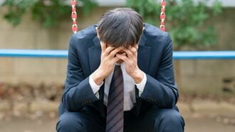 うなだれる男性