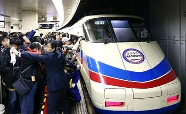 京成｢AE100形｣､さよなら運転の一部始終 成田からの旅立ちを彩っ