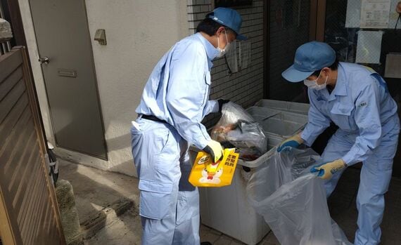 ごみを袋に移し替える様子