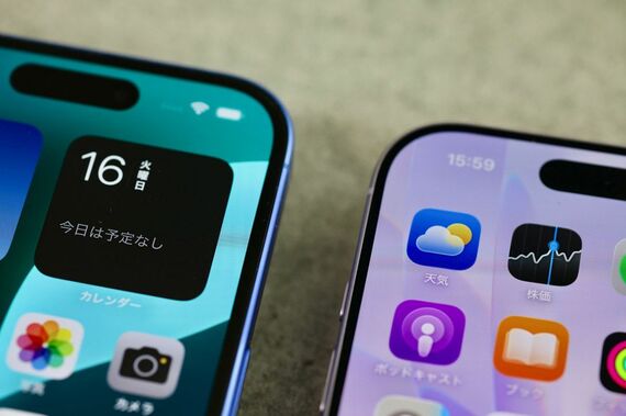 iPhone 17(右)、iPhone 16(左)