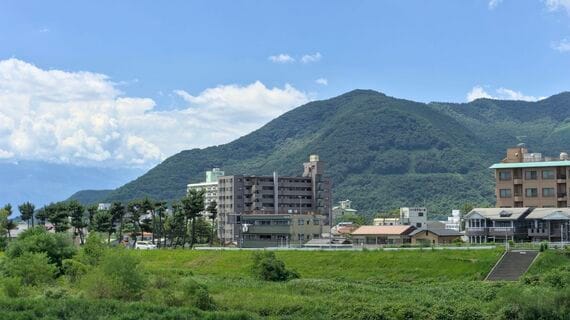 笛吹川沿いの石和温泉街