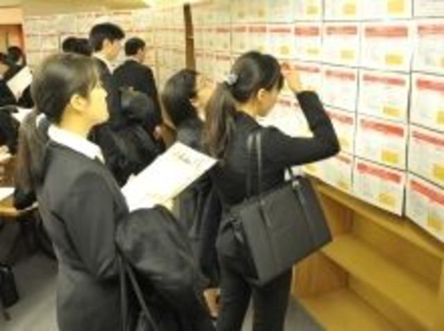 長期化する2013年新卒採用 その2 ばらつく内定時期 大学レベル間格差もくっきり Hr 東洋経済オンライン 社会をよくする経済ニュース