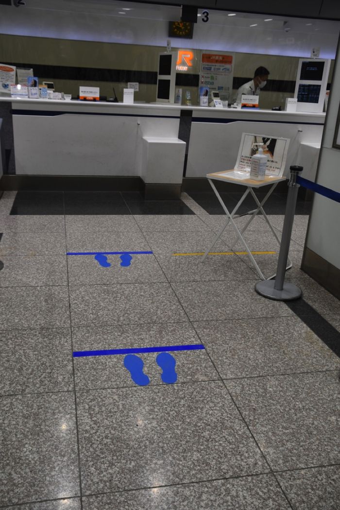 窓口は間隔を空けて並ぶ