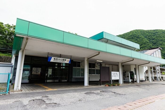 大きな駅舎がインパクトを残す鬼怒川公園駅。かつては