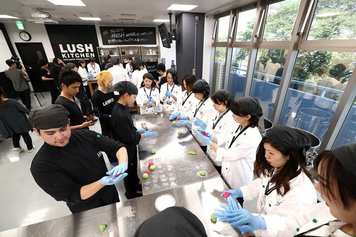 手作り体験コーナー。作るのはスイカ型の入浴剤