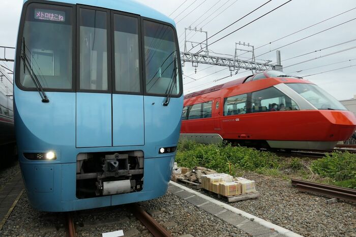 展望席を備える70000形「GSE」が通り過ぎる