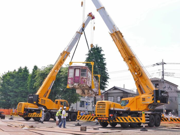 川口市の青木町公園からデハ230形を搬出する作業