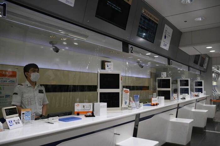 窓口はビニールカーテンを設置