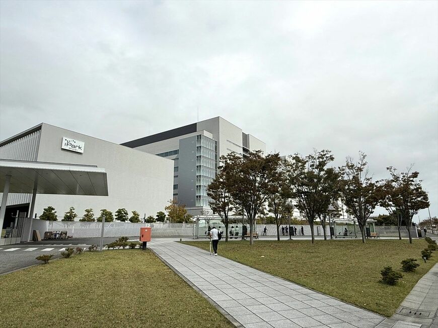 湘南アイパークの敷地面積は22万㎡、建物の延べ床面積は30万㎡にも及ぶ（筆者撮影）