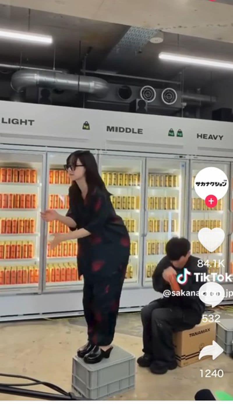 サカナクション公式TikTokで、メンバーの山口さんと、バンドメンバーの加藤小夏さんが再現している動画（画像：サカナクション公式TikTokより）