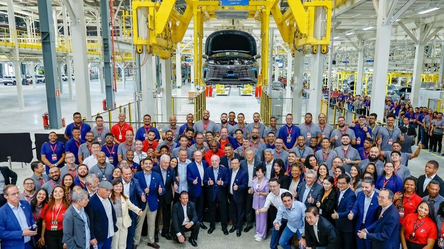 中国自動車メーカーの海外現地生産は今後さらに加速しそうだ。写真はBYDのブラジル工場の生産開始を祝う式典（同社ウェブサイトより）