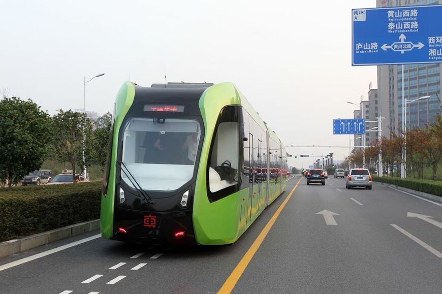 中国国内を走る白線誘導方式のトラム。「富士トラム」は白線か磁気マーカーの使用を想定している（写真：VCG／Getty Images）