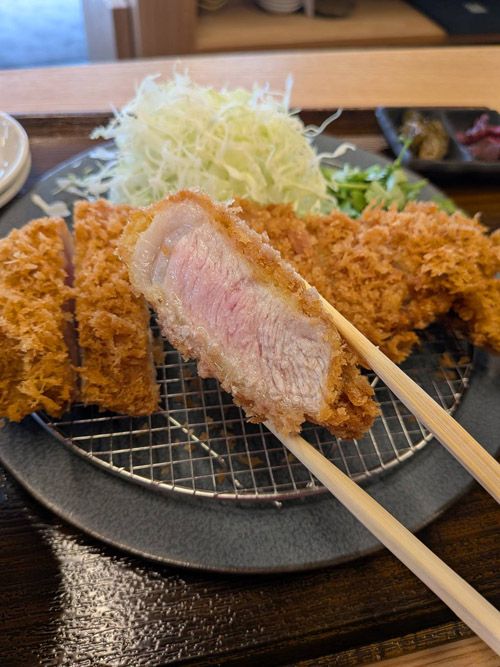 肉は約3cmの厚さにカットし、低温でじっくり揚げているという（筆者撮影）