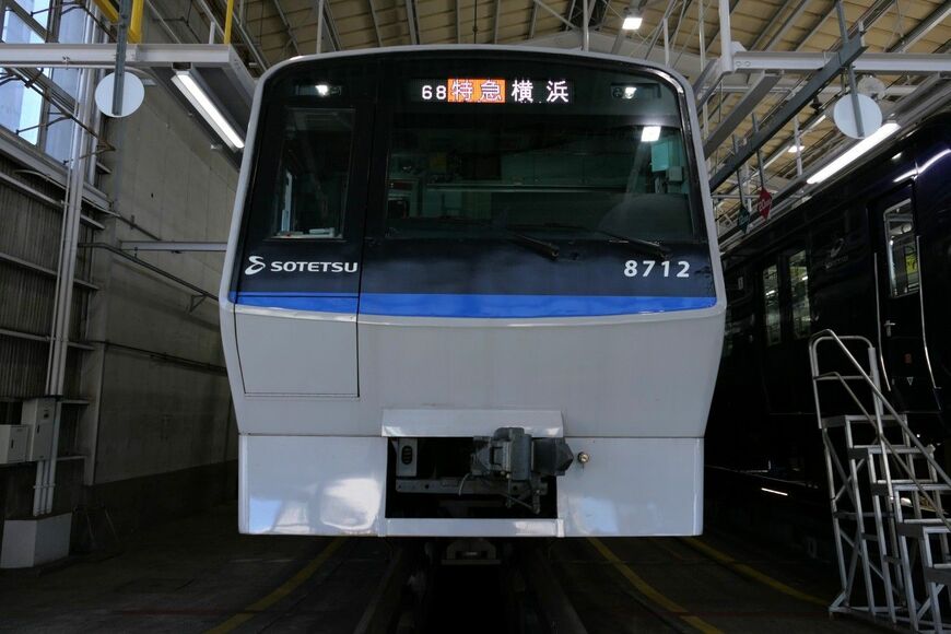 8000系は左側に非常扉を設けた左右非対称の前面デザイン（記者撮影）