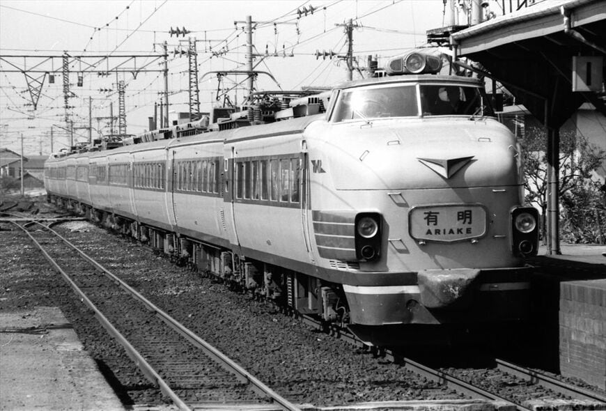 ＜国鉄時代＞スカートが赤塗装のクハ481形ボンネット車を先頭に走る「有明」。九州のボンネット型485系は「ヒゲ」なしが特徴だった（撮影：南正時）