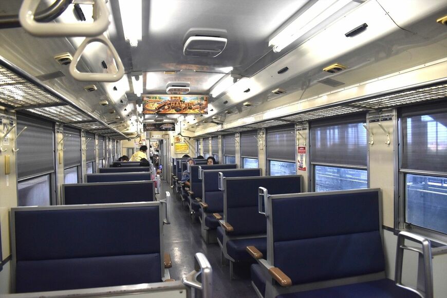 キハ40系の車内。座席はモケットをビニール地に変更している程度でほぼオリジナルのまま（筆者撮影）