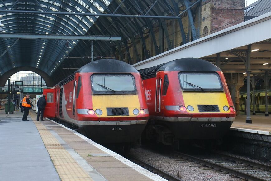 ロンドン・キングスクロス駅に停車するHST。手動開閉の「スラムドア」が見える（撮影：橋爪智之）