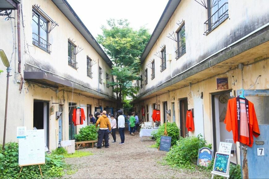 水上温泉街の旅館「旧一葉亭（旧ひがきホテル）」の従業員寮だった旧ひがき寮は、アーティストたちのアトリエとして再生されている（写真：筆者撮影）