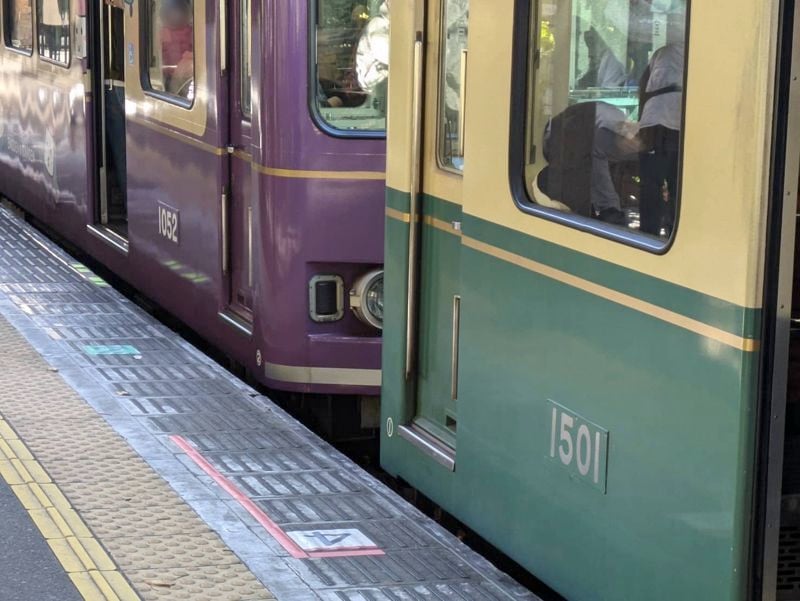 江ノ電1501編成と1002編成（筆者撮影）