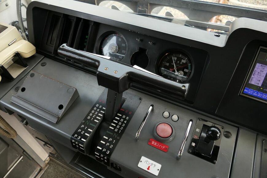 アルミ車（1次車）の運転台（記者撮影）