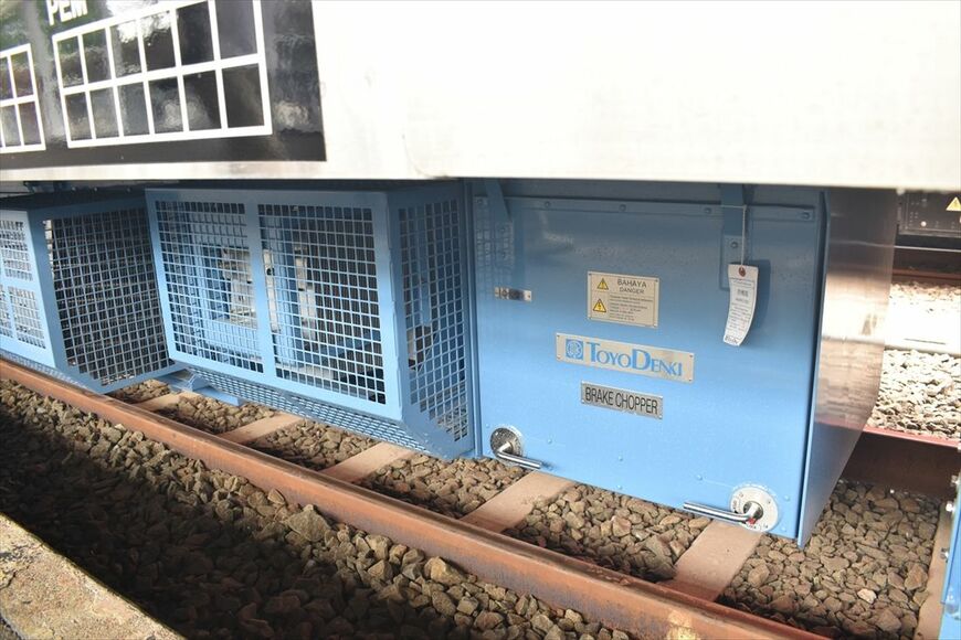 CLI-225型に搭載された東洋電機製造製のブレーキチョッパ（筆者撮影）
