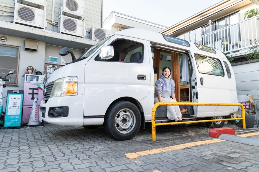 バンライフを送る宮本さんと愛車（東洋経済オンライン編集部撮影）