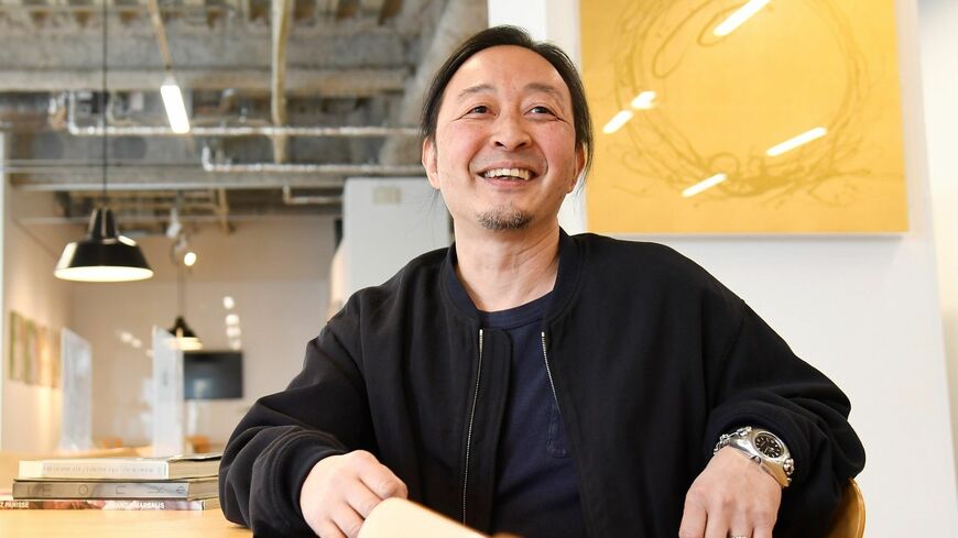 老舗子ども服「ファミリア」の5代目社長の岡崎忠彦さん。斬新な発想で新しい試みを次々と行っている（写真：ヒラオカスタジオ）