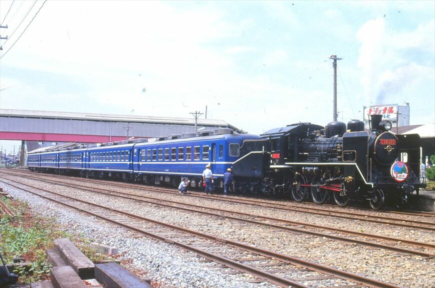 国鉄時代の1981年、C56形160号機の牽引で小浜線を走った「SLわかさ号」（撮影：南正時）