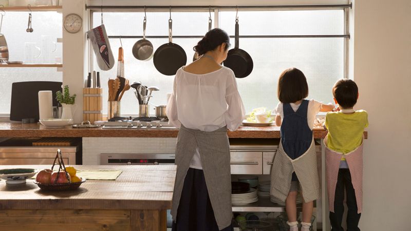 共働きが普通になった今日、専業主婦を妻に持つ男性の考え方とは（写真：Fast&Slow／PIXTA）