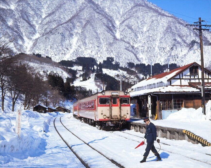 雪晴れの湯野上駅（現・湯野上温泉駅）に到着した気動車（撮影：南正時）