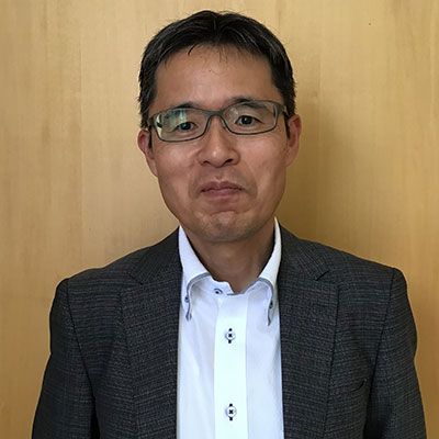 濱岡功（はまおか・いさお）栃木県那須中央中学校事務長1989年3月栃木県立足利商業高校を卒業、4月栃木県職員採用、学校事務職員として県内数地区の公立小中学校に勤務し、勤続34年を迎える。勤務の傍ら、玉川大学通信教育課程にて9年間学び、小学校教諭1種免許取得・卒業し学位を得る。放送大学エキスパート認証（地域生涯学習支援）、社会教育通信協会認定の生涯学習コーディネーター資格も有する。2018年より現職。栃木県公立小中学校事務長会会長として県内事務長の資質向上と後進の育成に取り組むほか、共同実施の加配を受け町内全小中学校に関わる業務改善、那須町教育DXプロジェクト推進委員として教育のDX化と学校の働き方改革に力を注ぐ