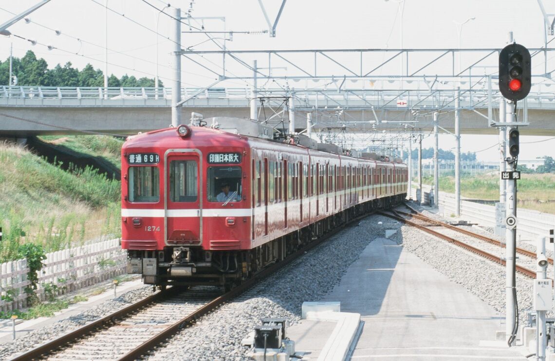 2000年代初頭の北総・公団線の様子。電車は京急電鉄の乗り入れ車両（撮影：梅谷秀司）
