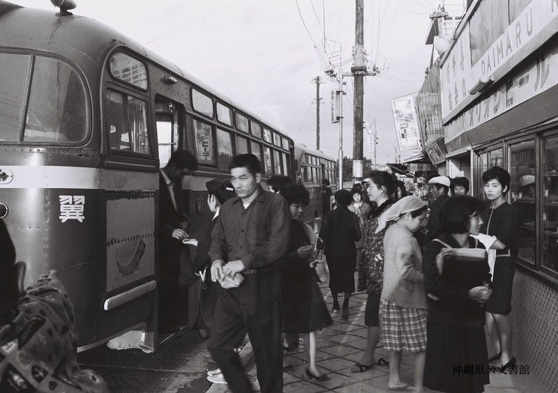那覇市開南のバス停。右側後方のドアから乗り降りしている＝1964年2月（写真：沖縄県公文書館所蔵）