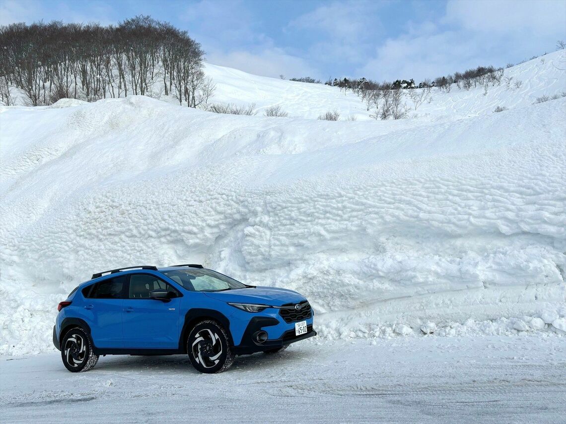 青森県八甲田山系は雪に包まれていた。クロストレック S:HEVは細い雪道でも機敏に動くため安心して走ることができた（筆者撮影）