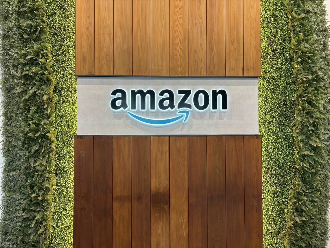 一般の方も見学ができる「Amazon Tours」（写真：筆者撮影）