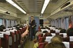 キハ183の生い立ちを紹介する旅行会社のスタッフ