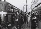 那覇市開南のバス停。右側後方のドアから乗り降りしている
