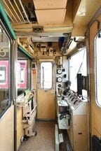 運転台はかなりコンパクトな造りだ