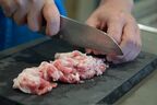 豚バラ肉も千切りに。 