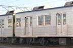 右が6号車の8843。隣の車両と比べると、屋根の