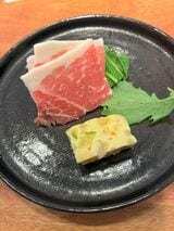 現在の店で提供している日替り前菜の１つ、農場直送のブランド豚「三右衛門」の生ハムとスペインオムレツ（筆者撮影）