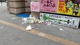 店の前に散乱しているごみ（筆者撮影）
