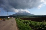 厚い雲がかかる羊蹄山周辺。外資による無許可の開発が問題になっている（写真：筆者撮影）