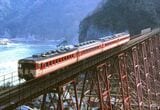 山陰本線の余部鉄橋を渡るキハ58系の急行「但馬」。2両目はグリーン車だ（撮影：南正時）
