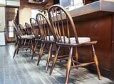いすは店主の出身地・岐阜県の飛騨家具を使っている（著者撮影）