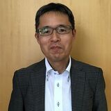 濱岡功（はまおか・いさお）栃木県那須中央中学校事務長1989年3月栃木県立足利商業高校を卒業、4月栃木県職員採用、学校事務職員として県内数地区の公立小中学校に勤務し、勤続34年を迎える。勤務の傍ら、玉川大学通信教育課程にて9年間学び、小学校教諭1種免許取得・卒業し学位を得る。放送大学エキスパート認証（地域生涯学習支援）、社会教育通信協会認定の生涯学習コーディネーター資格も有する。2018年より現職。栃木県公立小中学校事務長会会長として県内事務長の資質向上と後進の育成に取り組むほか、共同実施の加配を受け町内全小中学校に関わる業務改善、那須町教育DXプロジェクト推進委員として教育のDX化と学校の働き方改革に力を注ぐ