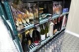 「プライム・ナウ」の専用倉庫には、ワインなどのお酒と一緒におつまみも並べられている（撮影：尾形文繁）
