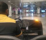 バギーは日本なら100%問題になるであろう猛スピードで空港〜ラウンジを移動する（筆者撮影）