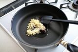 中火にかけた、にんにく、生姜、豆板醤